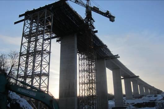 Most je projektovan i izvođen tehnologijom polje po polje - betoniranjem raspona mosta i 6.5m metara narednog rapona i naizmeničnim utezanjem polovine od ukupno 12 kablova 12φ15.7.