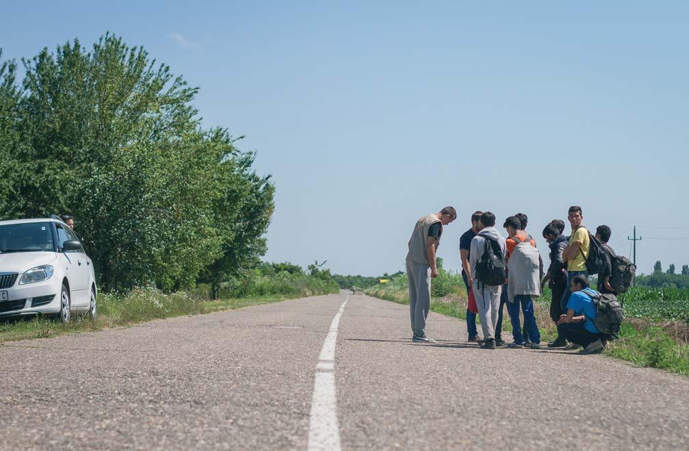 13 MALOLETNICI BEZ PRATNJE Maloletnici bez pratnje su, prema Zakonu o azilu, stranci koji nisu navršili 18 godina i koji su na dan ili nakon ulaska u Srbiju ostali bez pratnje roditelja ili