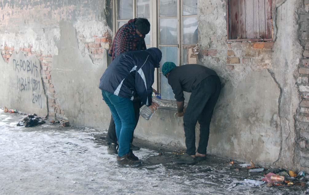 21 IZBEGLICE U NEFORMALNIM MESTIMA BORAVKA Humanitarna situacija vezana za boravak izbeglica u improvizovanim skloništima (barakama iza glavne autobuske stanice) u centru Beograda, u prvih nekoliko