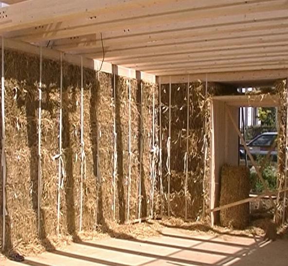 Slika 5. Slama kao nosivi zid i termoizolacijski materijal Krovište može biti napravljeno od drvenih profila u koje se umeće slama.