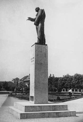 1932.  Radauš) Augustinčić / Radauš: Spomenik