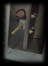 kapilaru na kojoj se nalazi sonda i povucite je prema dole kroz otvor koji se nalazi iznad automatskog regulatora sa unutarnje strane