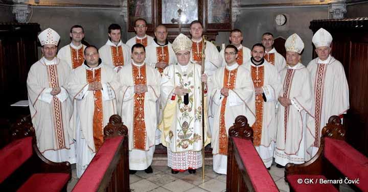 Slavljeno je 15 svetih Misa, od toga četiri na hrvatskom jeziku. Nakon večernje svete Mise na vanjskom oltaru crkve sv.