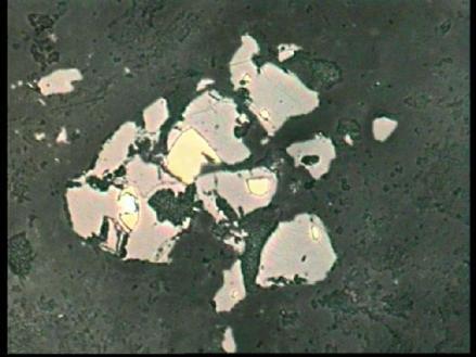 Na slikama 1-4 prikazani su vizuelni argumenti mineraloškog pregleda preparata. Sl. 1. Uklopci halkopirita (sivožuto) u piritu (svetložuto), uklopljeno u silikatnu jalovinu (crno). Vazduh, II N. Sl. 2.