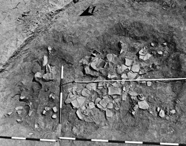 Sl. 2 i 3. Novo Selo, lokalitet Bubaw, stariji eneolit: osnova ritualne jame (objekti 25 i 27), snimak sa severozapada, presek ritualne jame (objekat 69), snimak sa jugozapada Fig. 2 and 3.