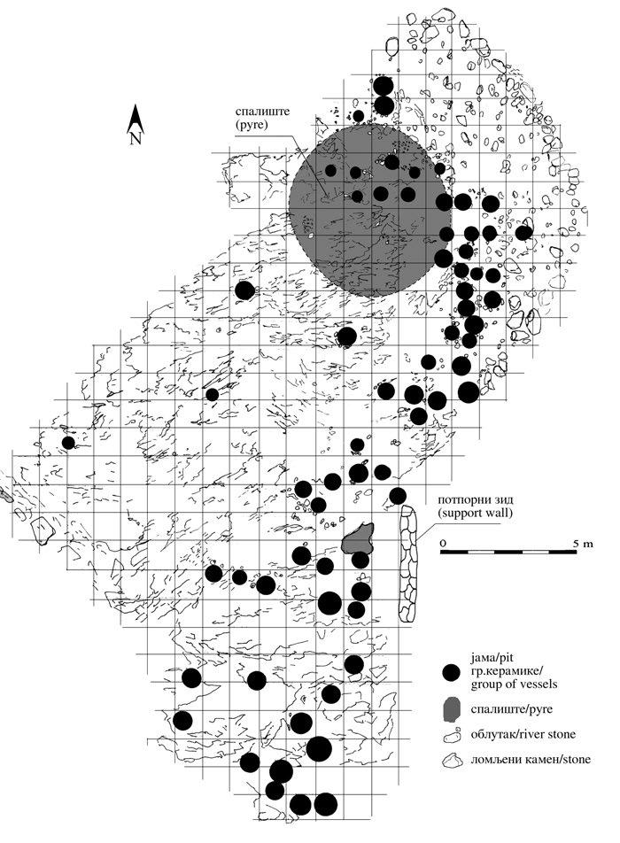 Sl. 5. Pelince, lokalitet Dve mogili, osnova ritualnog prostora sa jamama, bronzano doba, prema: Bulatovi}, Stankovski 2012.