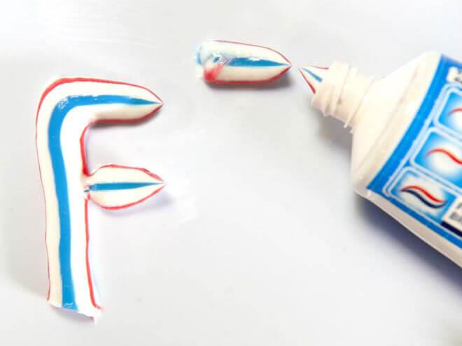 Pasta za zube sa fluorom - zašto se tako često koristi? Točnije djelovanje fluora može se opisati time da potiče remineralizaciju (nadoknađuje izgubljene minerale).