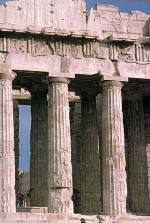 Tipovi građevina i načini dekoracije razvijaju se u prvom periodu pod grčkim