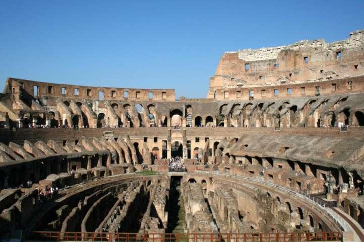 Javni objekti Koloseum, Ime je dobio po kolosalnoj skulpturi cara Nerona koja se nalazila ispred amfiteatra.