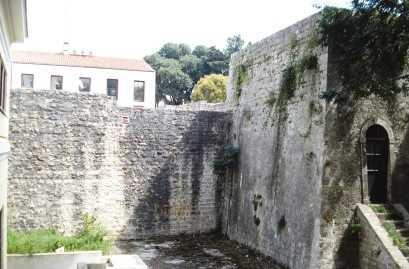 vrata na jugoistočnom potezu zidina; D) srednovjekovna gradska vrata; E) srednjovjekovna kula (Kapetanova
