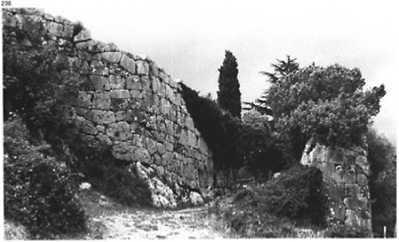 Slika 5. Južna strana akropole Alatri u južnom Laciju: poligonalni kameni blokovi, opus siliceum. Velika Vrata, jedan od dvaju ulaza u Gornji grad; 2,42 m širine i 3,75 m visine.
