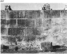 Slika 7. Opus isodomum. Zid regularne konstrukcije, Kuća velike fontane u Pompejima (2. st. pr. Kr.).