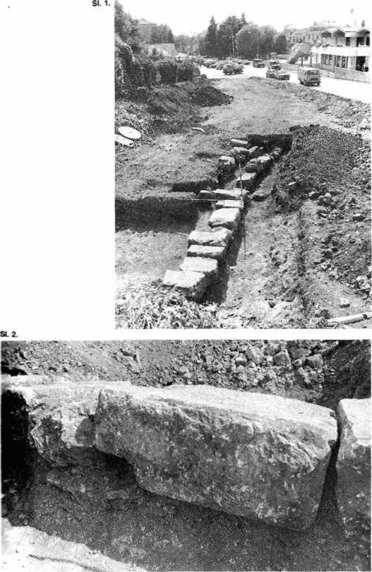 Slika 38. i Slika 39. Niz suhozidno složenih kamenih blokova; podnožje bedema.