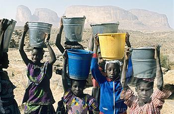 Pa ipak većina djece mora svaki dan dopremiti vodu svojoj obitelji, a to je težak zadatak i oduzima mnogo vremena. Koji put zbog toga moraju izostati iz škole.