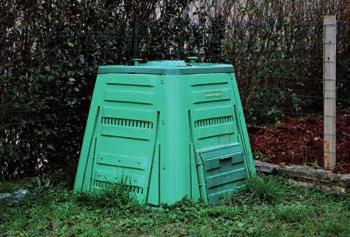 ORGANSKI ILI BIOOTPAD Jeste li znali? Biootpad dijelimo na kuhinjski (ostaci hrane) i vrtni (zeleni) otpad. Biootpad čini 1/3 kućnog otpada. Kako smanjiti biootpad?