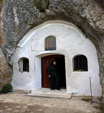 Jedinstvena pećinska crkva Pećinska crkva, crkva Svetog Petra i Pavla, kod sela Rsovci, na Staroj planini. Reč je o araktivnom srednjevekovnom spomeniku kulture sa ostatkom fresaka iz XIII veka.