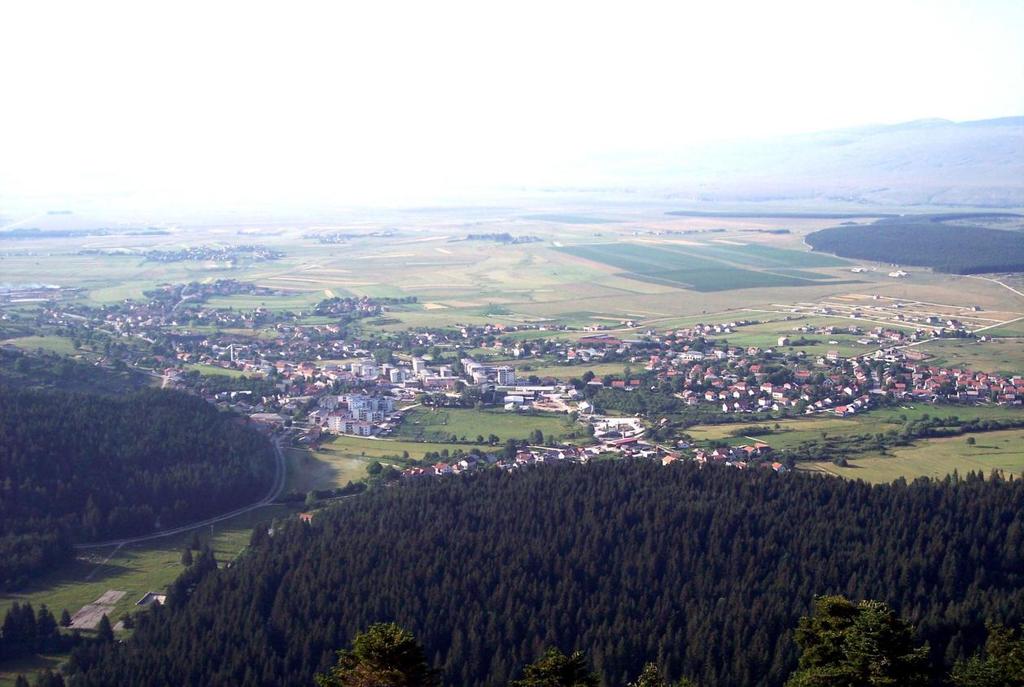 POLOŢAJ GLAMOČA NA TURISTIČKOJ MAPI BOSNE I HERCEGOVINE G lamoč je opština koja se nalazi u jugozapadnom dijelu Bosne i Hercegovine i administrativno pripada Livanjskom kantonu (kantonu 10).