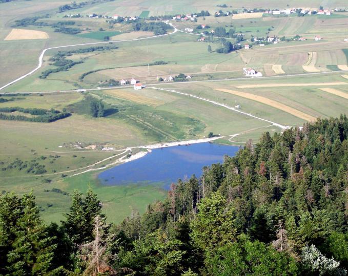 Maksimalna visina snježnog pokrivača od 100 cm i relativno dug period snježnih dana pogoduje planinskom turizmu i razvoju nekih vidova zimskih sportova.