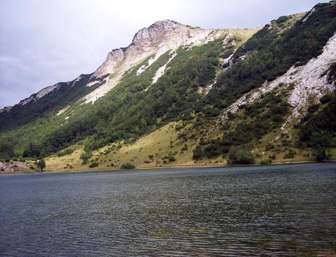 Najveće jezero u turističkoj ponudi Glamoča je vještačko JEZERO HRAST, površine 25.000 m² na udaljenosti od grada 3 km.