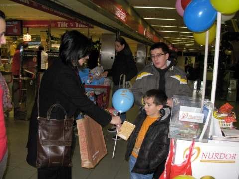 2012 30.12.2012 posetili Mercator centre u ova tri grada imali su priliku da na našim štandovima, u duhu predstojećih praznika, obraduju njihove najmilije OVIM novogodišnjim čestitkama, liciderskim