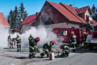 vatrogasnih postrojbi Vatrogasne zajednice Ravna Gora. Sudjelovali su vatrogasci iz Stare Su{ice, Starog Laza, Kupjaka i Ravne Gore.