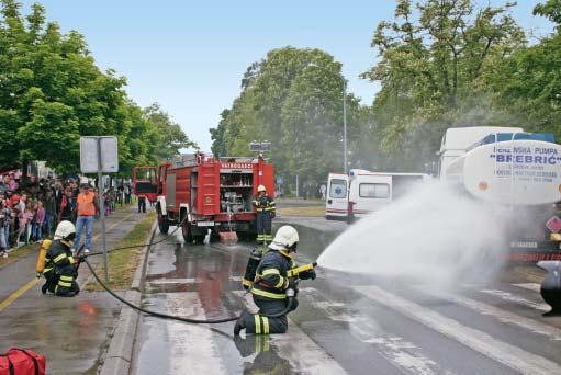 aktualnosti O tome da su vatrogasci bili nositeljem i drugih dru{tvenih i komunalnih inicijativa potvr uje i vrlo aktivni `enski, samaritanski odjel u Dru{tvu te Limena glazba Dru{tva, osnovana 1932.