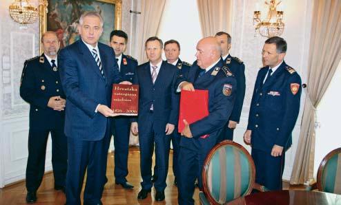 aktualnosti Premijer dr. sc. Ivo Sanader primio vatrogasno izaslanstvo povodu Mjeseca za{tite od po`ara predsjednik U Vlade RH dr. sc. Ivo Sanader primio je izaslanstvo hrvatskoga vatrogastva {to su ga ~inili predsjednik Hrvatske vatrogasne zajednice Marijan Mlinari}, dr.