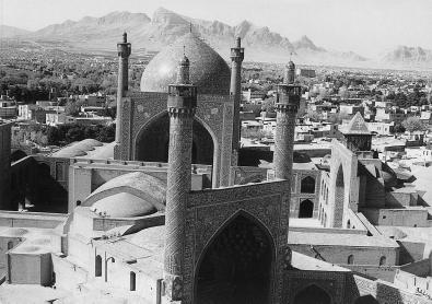 ika dižu se prema izbledelom nebu. Isfahan, nekadašnju iransku prestonicu, njegovi žitelji su opisali da je»veliki kao polovina zemaljske kugle.