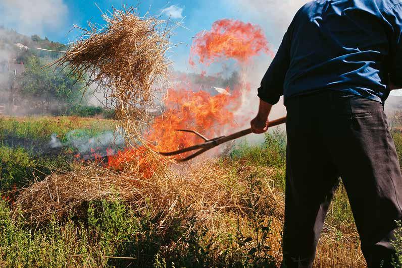 Paljenje osušene trave u proljeće tradicionalan je posao koji svake godine označava početak poljoprivredne sezone. No, polja se pale i početkom jeseni nakon žetve.