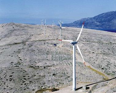 1. Trenutno stanje u RH 1.1. Postojeće vjetroelektrane Trenutno su u Hrvatskoj sagraďene dvije vjetroelektrane: Vjetroelektrana Ravne 1 snage 6 MW na otoku Pagu (slika 3) i vjetroelektrana Trtar