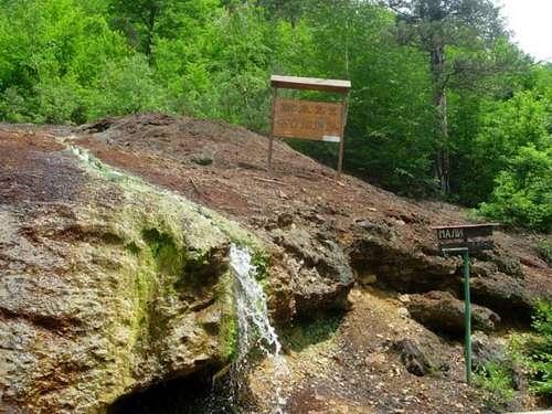 Vodeni resursi na području opštine Srebrenica LJEKOVITE VODE, BANJA GUBER Prirodna mineralna željezno-arsenska voda Guber naučno je verifikovana i u praksi