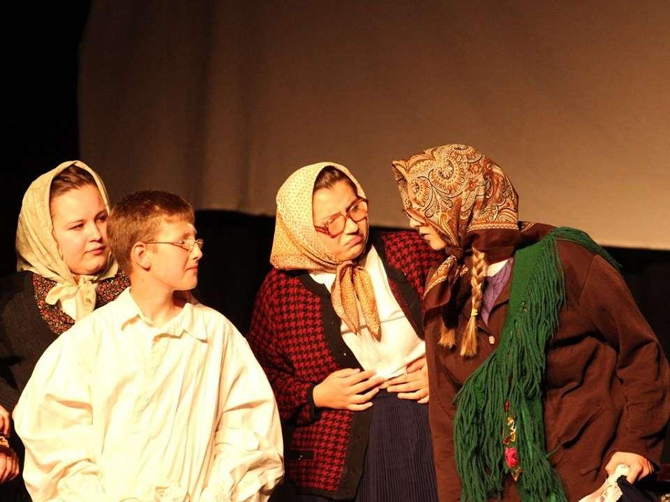 Scena iz predstave Se bu dobro, mamika, igraju: Ž. i S. Grahovec, K. Štebih, i M.