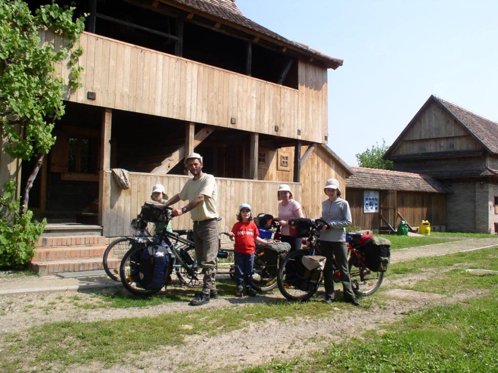 glavna ulaza sa sjeverne strane parka ulaz Repušnica i ulaz Osekovo.