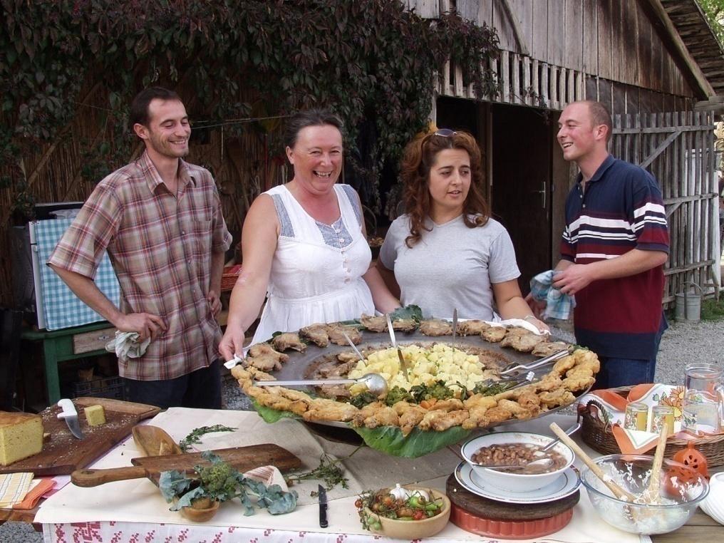 Slika 26. Priprema tradicionalne večer za goste Tradicijska poljoprivredna proizvodnja organizirana je na seljačkim gospodarstvima.