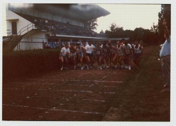 6 Šesta tradicionalna utrka na jednu milju (1609 metara) odrţana je 30 rujna 1989 godine, na Stadionu kraj Save u Slavonskom Brodu, a na programu su pored utrka na jednu milju odrţane utrke djece na