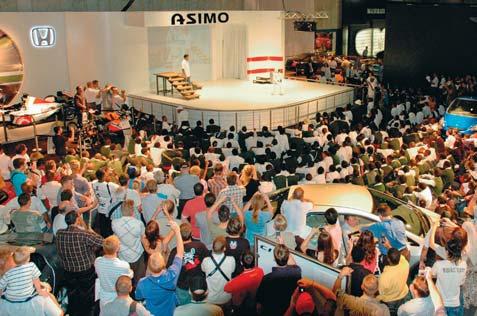 ASIMO redovno nastupa na događajima vezanim za Hondu, sa ciljem da prikaže tehnološki naprednu orijentaciju kompanije u različitim oblastima mobilnosti. Kako će se ASIMO koristiti budućnosti?