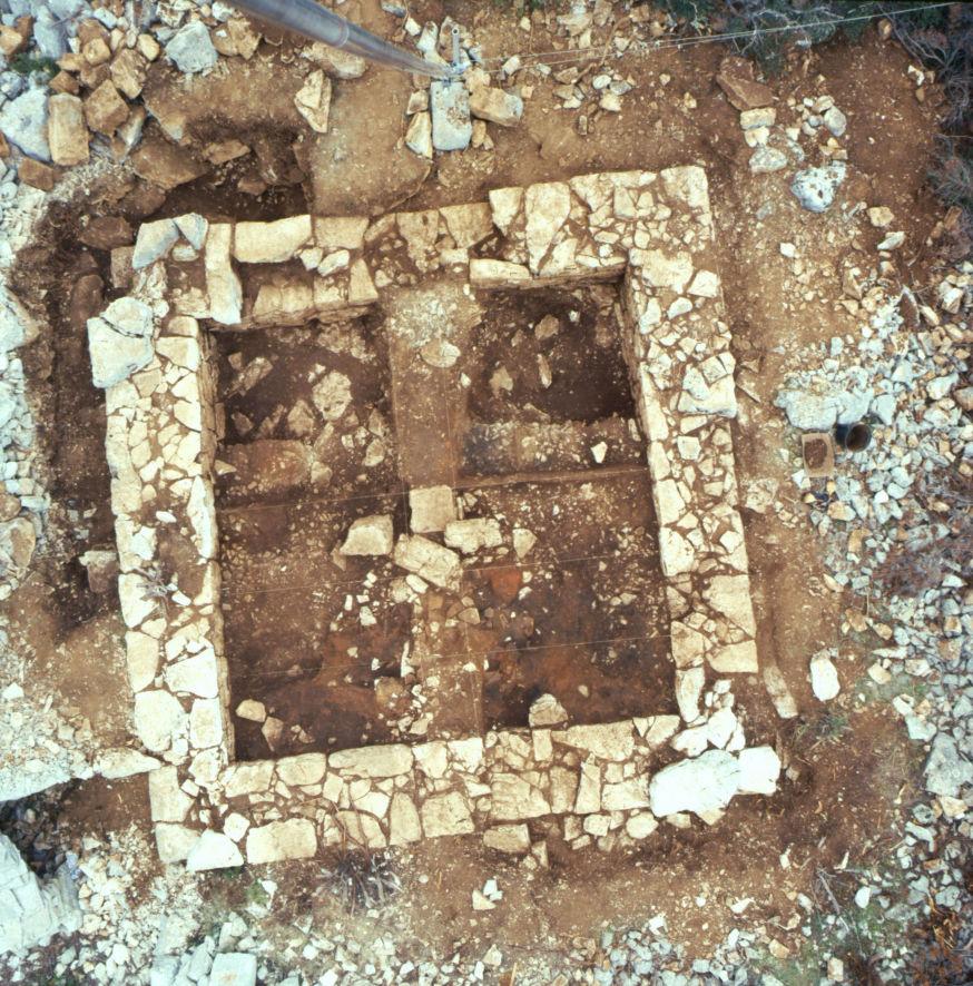 Postojanje izolirane grčke kule na Maslinoviku bacilo je posve novo svjetlo na grčku organizaciju obrane hore Farosa, to jest teritorija grada (Kirigin and Popović 1988).