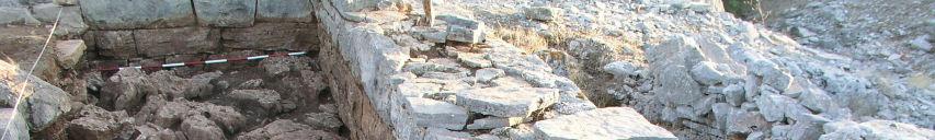 Stratigrafska situacija na južnom profilu SI kvadranta ukazuje da su se graditelji grčke kule ukopali u sj