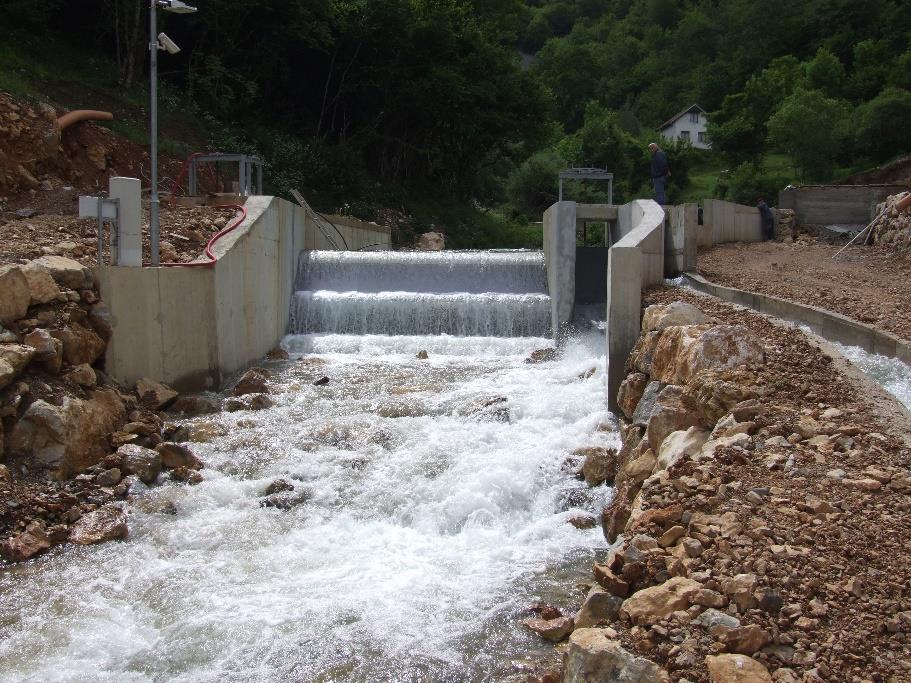 U svrhu praćenja to jese monitoringa ekološko prihvatljivog protoka (praćenje poštovanja garantovnaih količina vode u riječnom korito ispod mjesta vodozahvata) planirano je postavljanje limnigrafa