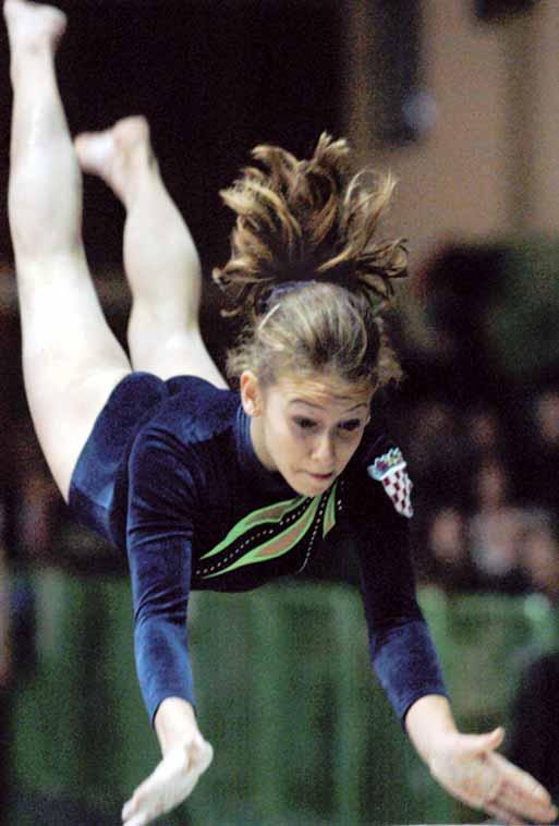 Bljeskovi hrvatske gimnastike Ostanu li isti uvjeti rada, Svako se veliko natjecanje moæe organizirati, samo za tu prigodu moæe se napraviti sve potrebno i natjecanje moæe biti uspjeπno.