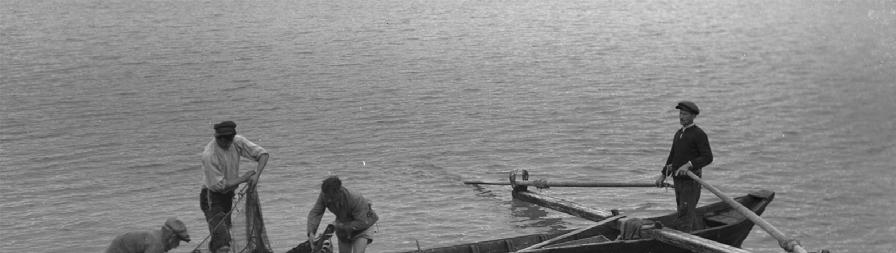 Fig. 1 Rab galley in fishing, 1936. [3] Slika 1. Rapska ladja u ribolovu, 1936.