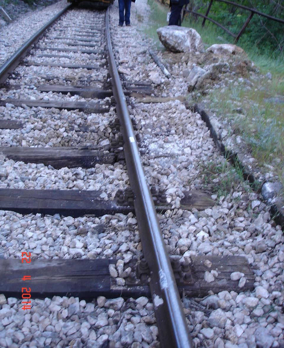 Slika 4 Oštećenja pruge na mjestu odrona (izvor