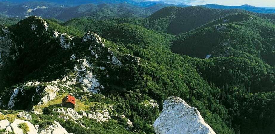 Primorsko-goranska županija Primorsko-goranska županija jedna je od najraznolikijih županija Republike Hrvatske zbog prirodnih i kulturnih bogatstava, a nalazi se na povoljnom prometnom položaju.