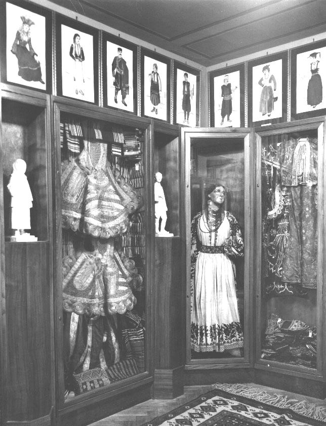 Turković, Greta. 630;SLT:1333 - Oglavlje žene iz Bosne, oko 1930.g., papir/akvarel, 505x345 mm Turković, Greta. 630;SLT:1334 - Oglavlje žene iz Crne Gore, oko 1930.g., papir/akvarel, 550x412 mm Vukić, Ante.