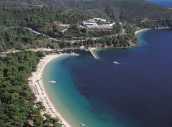 Kanapitsa www.plaza.gr PLAZA *** Hotel je udaljen od grada Skiatosa 5km, a od peščane plaže svega 100m. Dobro je lociran i okružen je plantažama maslina i stablima borova.