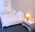Sobe su prostrane i moderno uređene i imaju klima uređaj, fen u kupatilu, tv, telefon, minibar i balkon ili terasu.