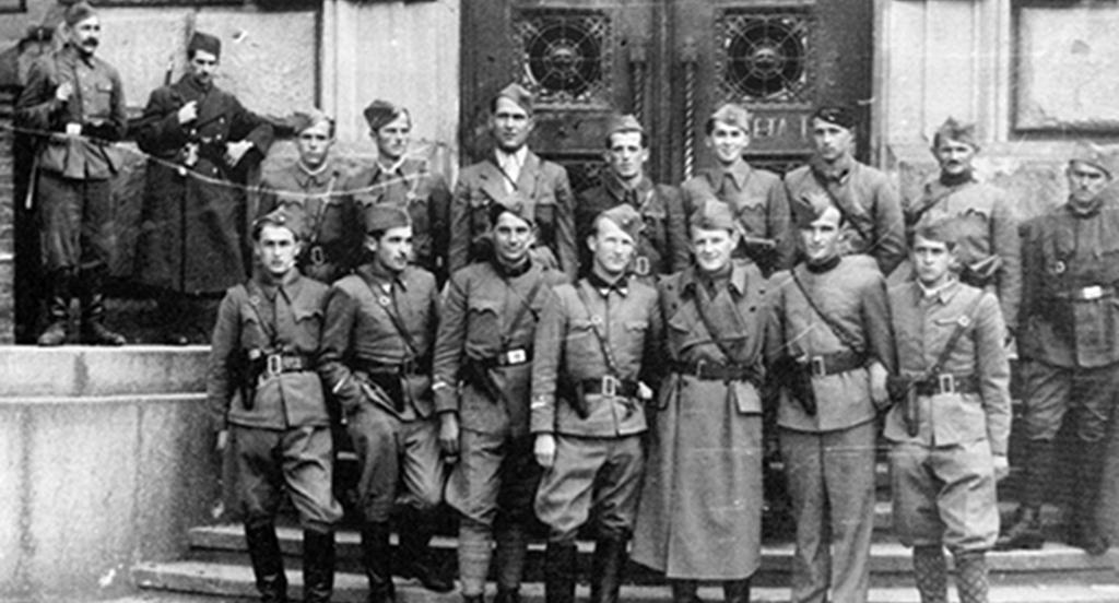 NIKICA PILIPOVIĆ DAJANOVIĆ 77 iz Grčke izlazila i doprla do Beograda. I naša 5. divizija, krajiška, moji drugovi, su uz pomoć tenkova njih spriječili.