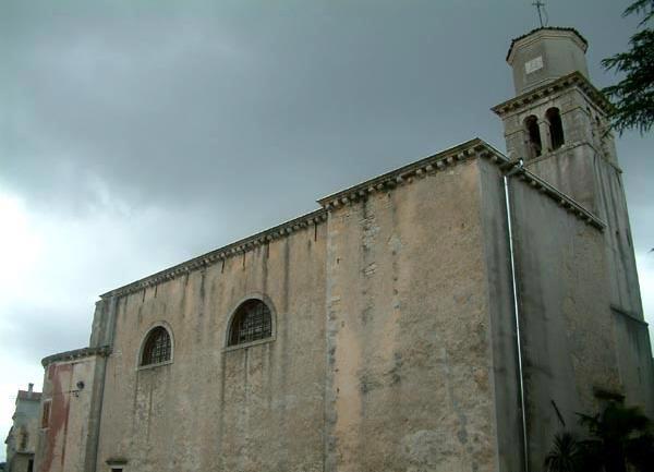 postojala već možda u 9. st., te zasigurno u 15. st., da je bila niža i kraća od sadašnje, i imala polukružnu apsidu. Za biskupske vizitacije 1659.