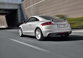 Audi TT Audi je na salonu automobila u Leipzigu otkrio redizajnirane modele TT Coupe i TT Roadster.