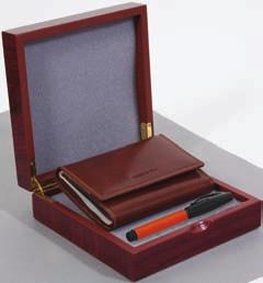 1 SET kožni; ženski; bordo sjajna kutija; sadrži: novčanik i crno/smeđi